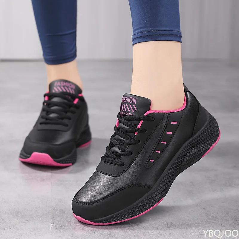 新しいカジュアルで快適なスニーカー春秋ファッショナブルな多用途の女性の靴ラウンドトゥシンプルな厚いソールヒールランニングシューズ