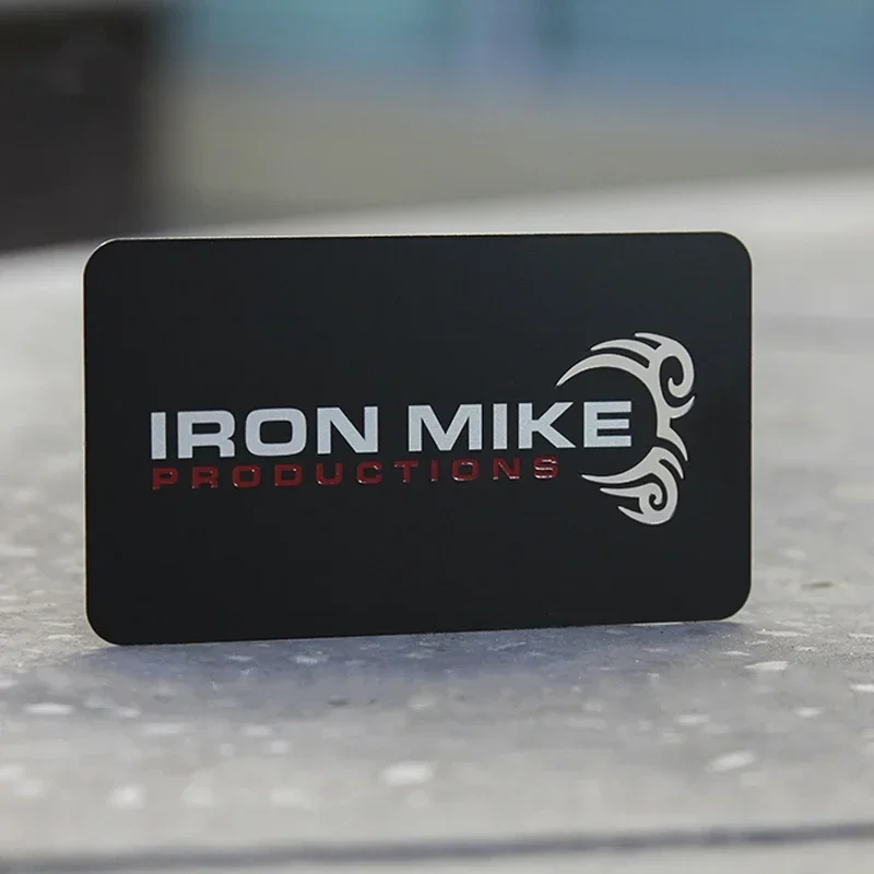 بطاقة عمل معدنية سوداء غير لامعة فاخرة محفورة بشعار فارغ من الفولاذ المقاوم للصدأ بطاقة VIP للعضوية