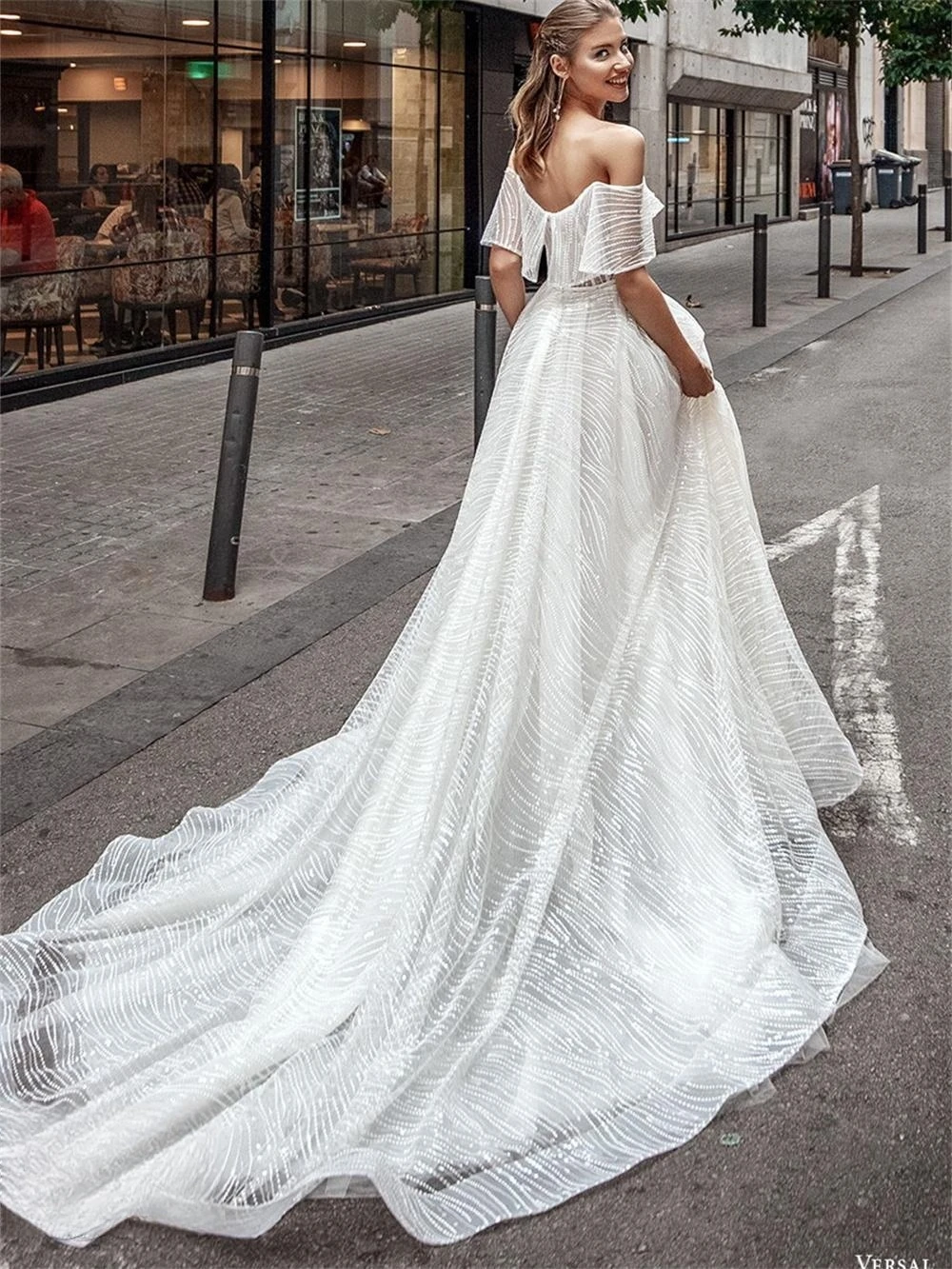 Abito da sposa bianco alla moda con spalle scoperte 2024 Abito da sposa classico con strascico da chiesa Elegante abito senza schienale Robe De Mariée