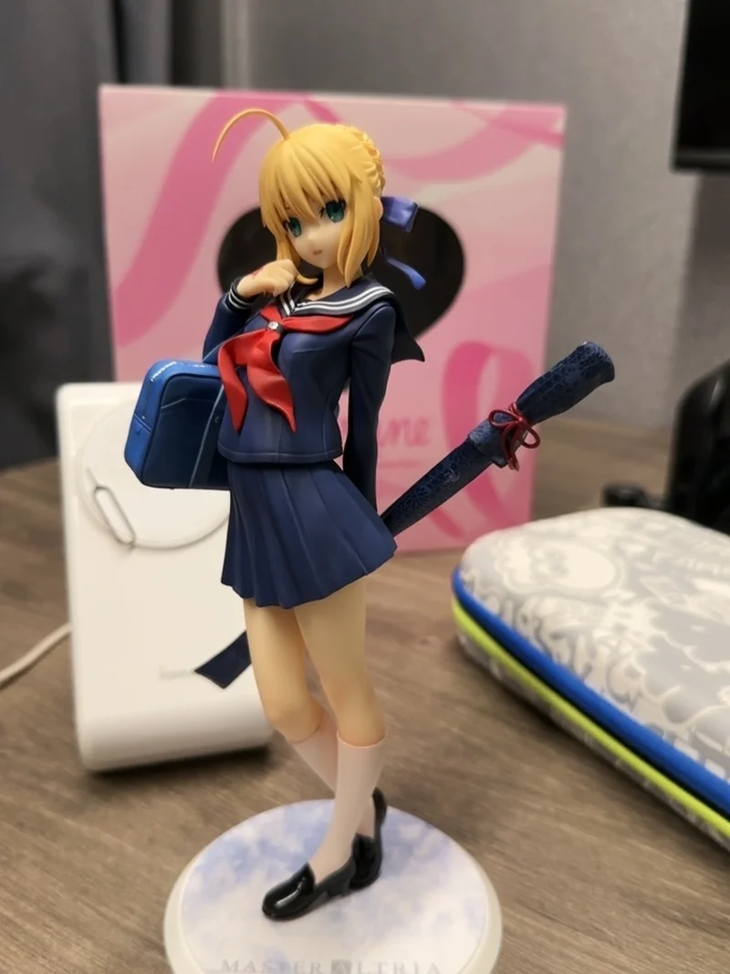 Saber Figur Fate Stay Night Schuluniform-Version Sammlerstück Anime-Modell Tischdekoration für Erwachsenen-Sammlerstücke