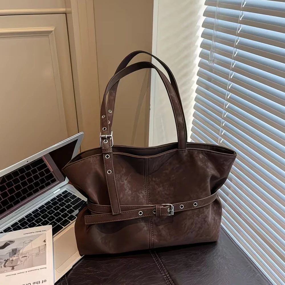 Eine einfarbige Tragetasche mit Gürtelschnalle, im Vintage-Stil, mit großem Fassungsvermögen, ideal für den täglichen Gebrauch und zum Einkaufen in der Stadt, modisch und vielseitig einsetzbar, im Herbst-/Winterstil, Damen-Umhängetasche, Damen-Handtasche, Damen-Tragetasche. – Detail 4