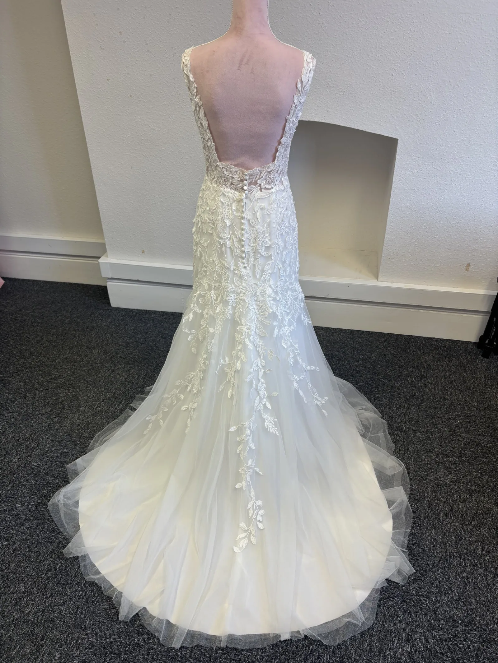 Suknie ślubne damskie na zamówienie, białe, eleganckie, romantyczne, model 2026, z kwadratowym dekoltem, aplikacjami, koronkowym tyłem i odkrytymi plecami.