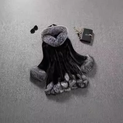 معطف فرو تقليد جديد لعام 2025 معطف شتوي بقلنسوة من فرو المنك الأبيض للنساء #1