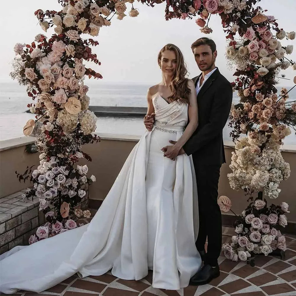 

Romantic Wedding Guest Dresses Satin Mermaid/Trumpet Wedding Party Dresses White Sweetheart Crystals Beads Wedding Dresses Long