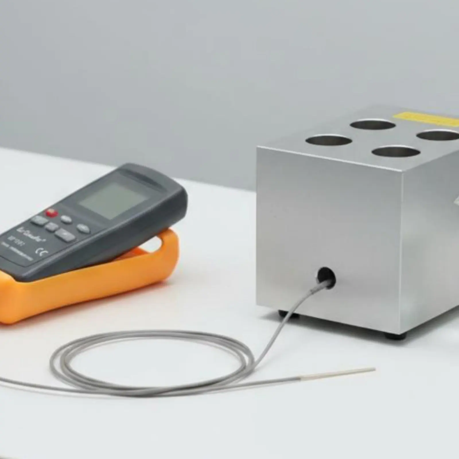 

K-Type Thermocouple Thermometer °C/°F Switchable Digital Thermocouple Thermometer Handheld Temperature Meter Data Hold Function