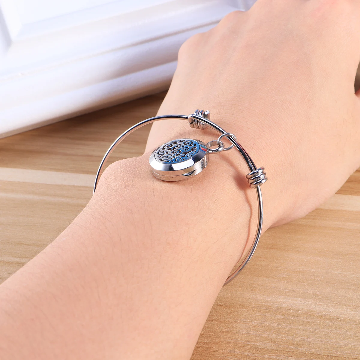 

Charming Aromatherapy Bracelet Stainless Steel Essential Oil Diffuser Fashion Women Gifts Cotton Slice Perfume Bangle