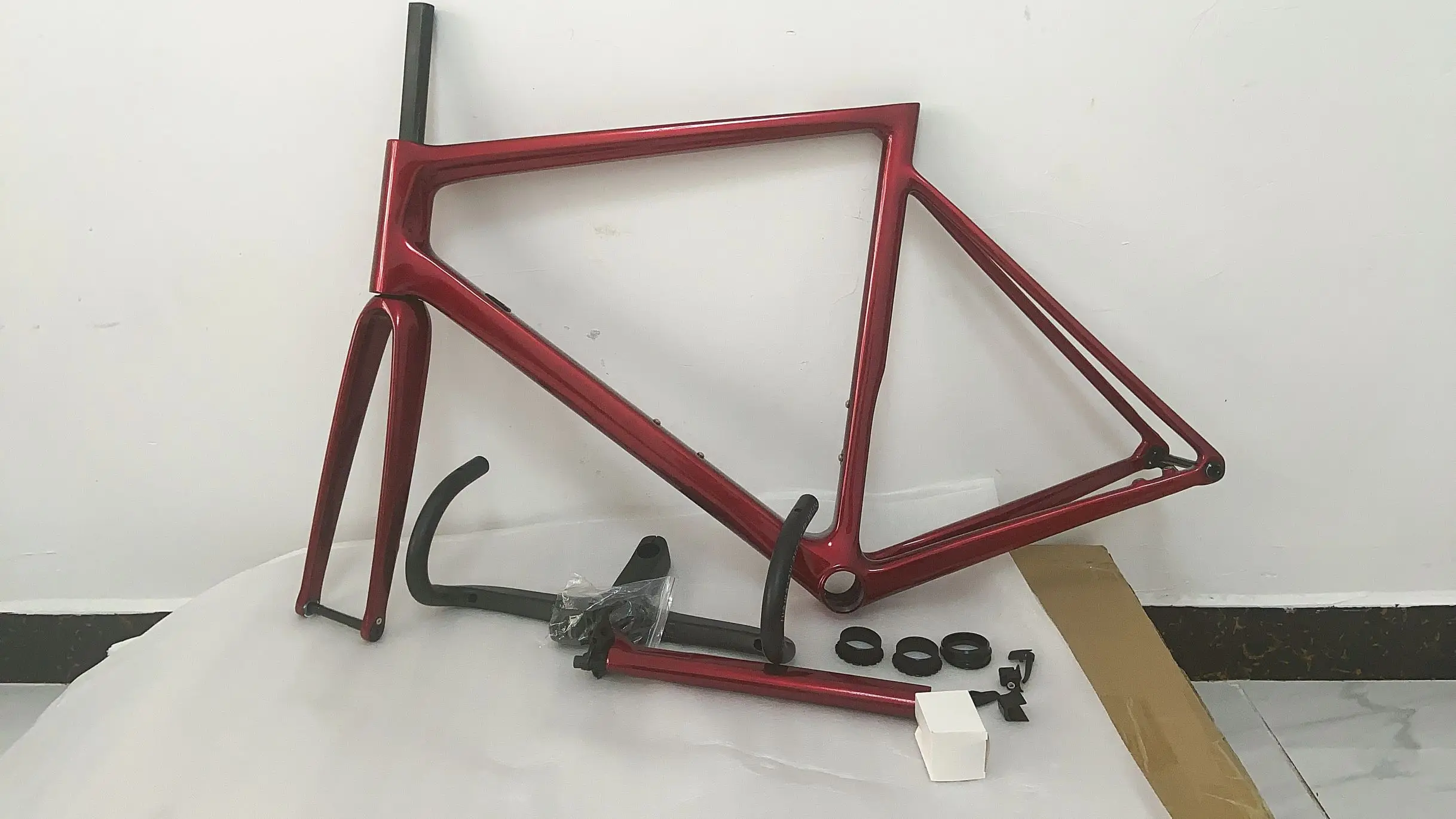 

Metal red color bike carbon frame custom paint disc&rims brakes bicycle carbon frame bb386 ud glossy cycling frame+handlebar