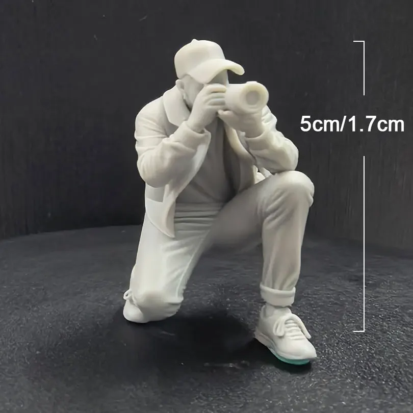1/24  Unpainted Resin Crouching Photographer Miniature, Modern Casual Male Character with Camera Shoulder Bag 1480