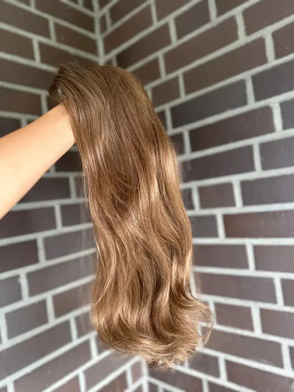 

Реалистичный вид Выделенные каштаново-коричневые парики с кружевным верхом Бесклеевые парики Длинные объемные волны Синтетические волосы Высокая плотность Полные парики