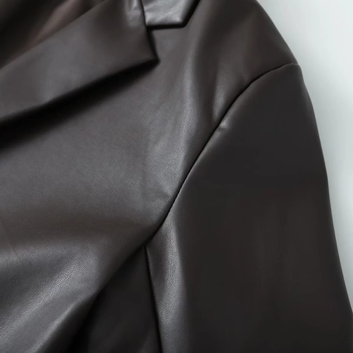 2025 الخريف منتج جديد ملابس نسائية الراقية تنوعا بولي PU أنبوب مستقيم تأثير الجلود دعوى معطف سترة جلدية