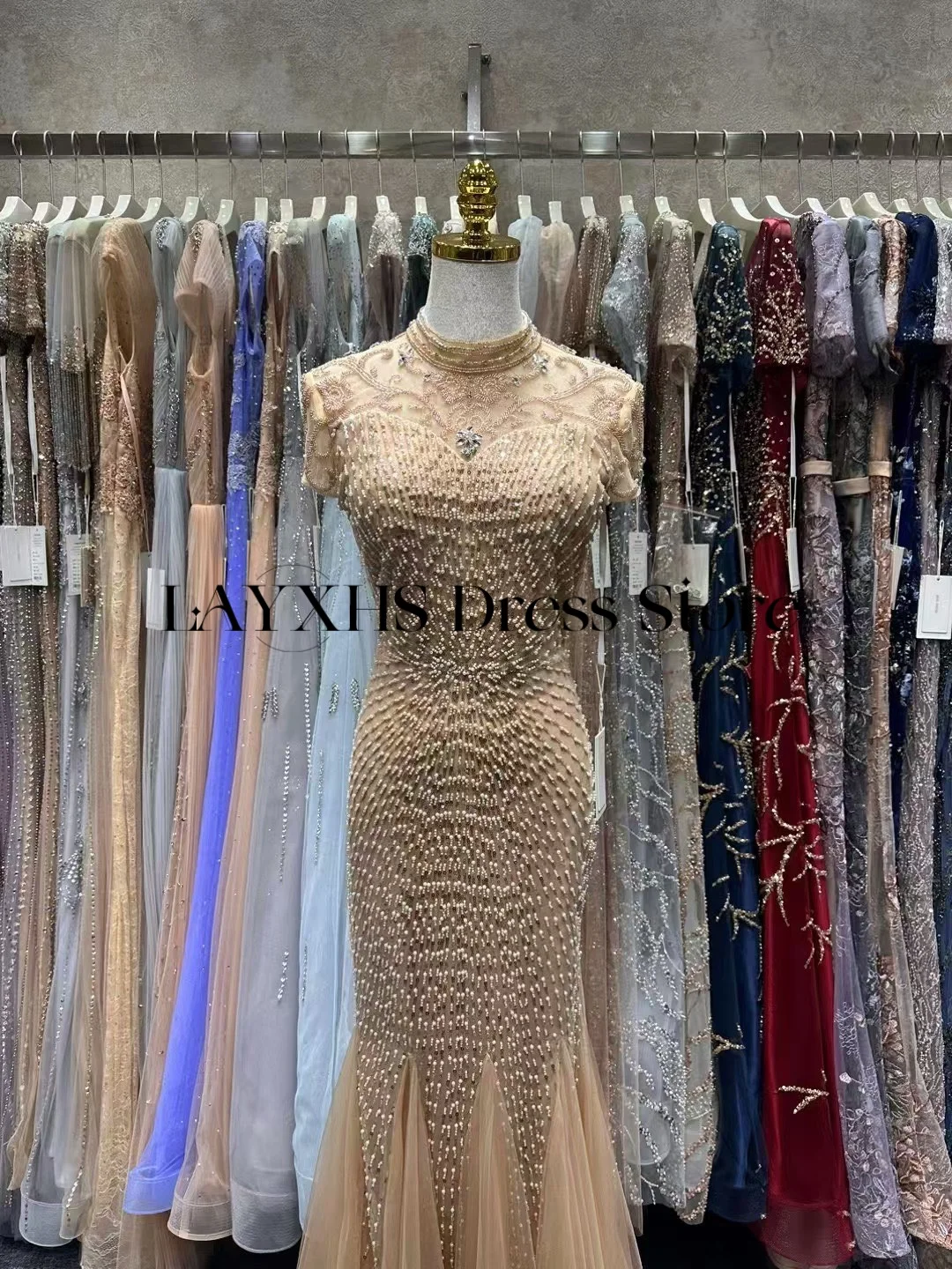 ที่กําหนดเองคอ Burnt สีส้มชุดราตรีแขนสั้น Mermaid ประดับด้วยลูกปัด Tulle Saudi คํา Appliques พรหมชุดอย่างเป็นทางการ