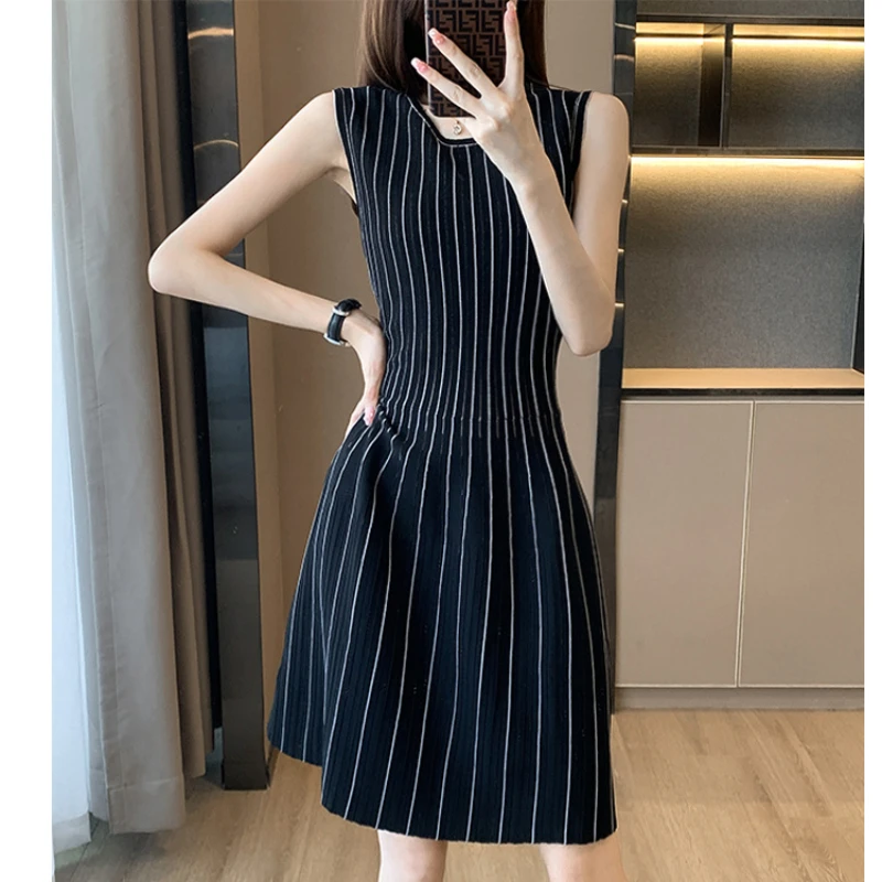 Xiaoxiangfeng Summer Women\'s 2024 New Spliced Round Neck Vertical Stripe Folds Fashion Elegant A-line Sleeveless Knitted Dress