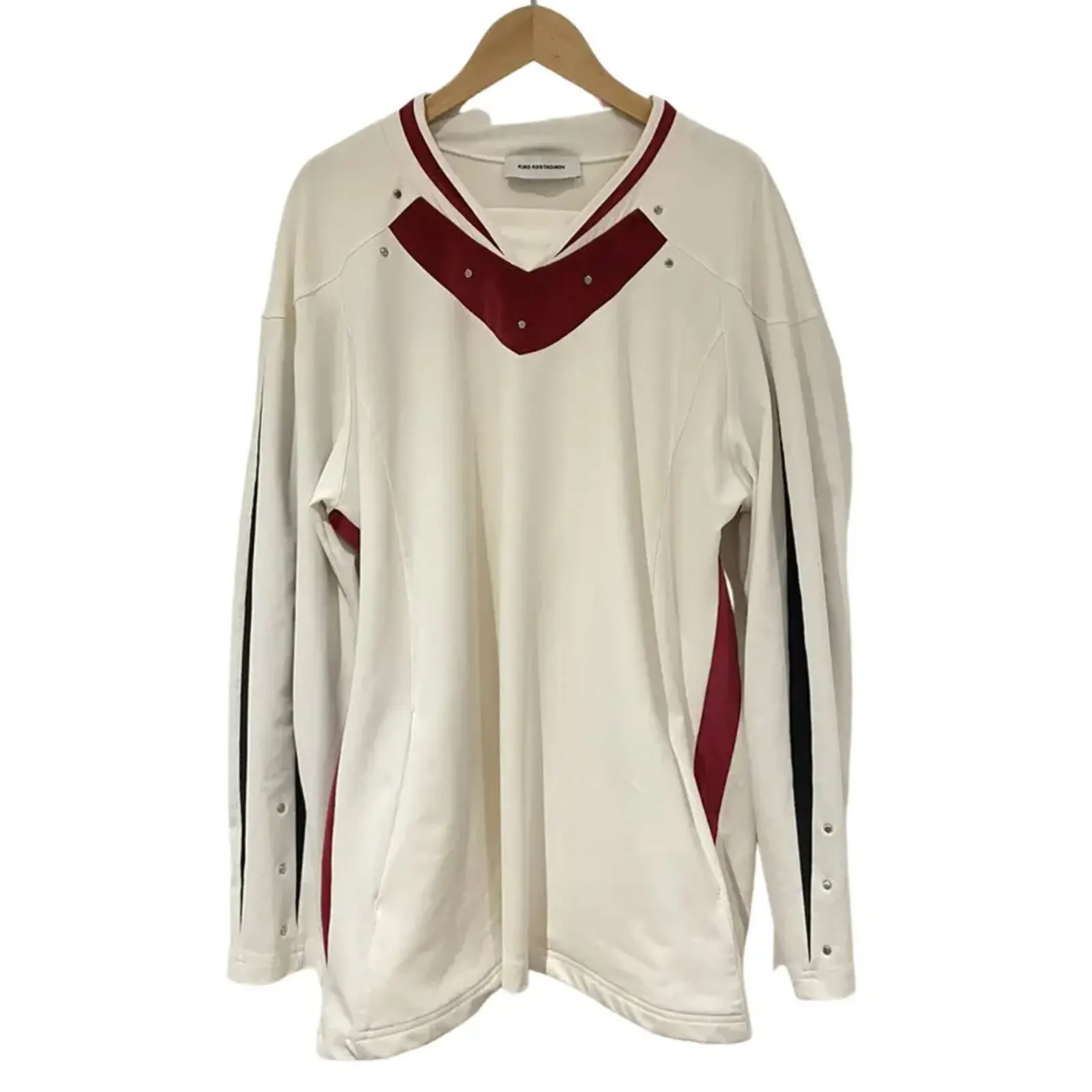 

Повседневная толстовка Kikokostadinov Sle 2SS Norman Rivet Velvet Patchwork с капюшоном, V-образным вырезом, длинными рукавами, стандартного кроя