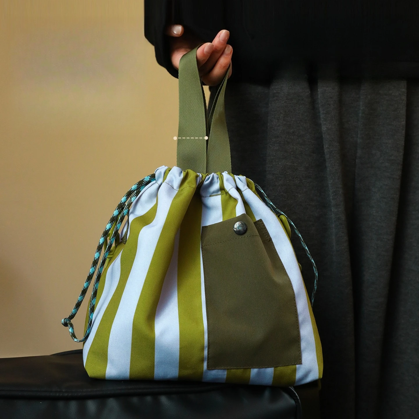 Polyester lightweight striped color-blocking hand-held lunch bag, large-capacity drawstring insulated lunch bag for work