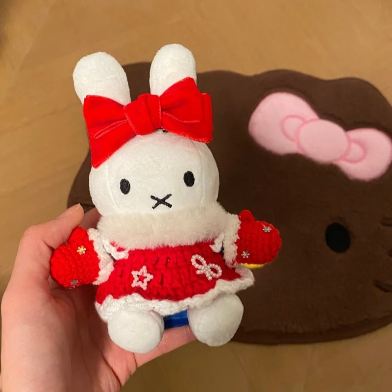 

В наличии: Милый плюшевый кролик Миффи в красном платье – подвеска для сумки, брелок, украшение для автомобиля, классический коллекционный шарм, подарочная серия, сувениры