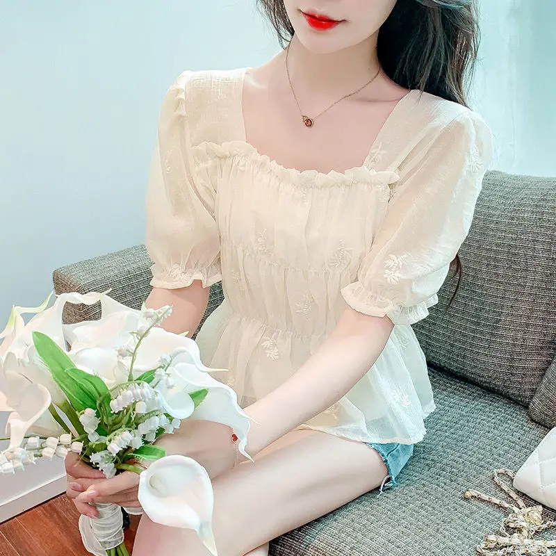 

Французский квадратный воротник, кружевная вышитая шифоновая блузка с короткими рукавами, женский тонкий короткий топ с пышными рукавами
