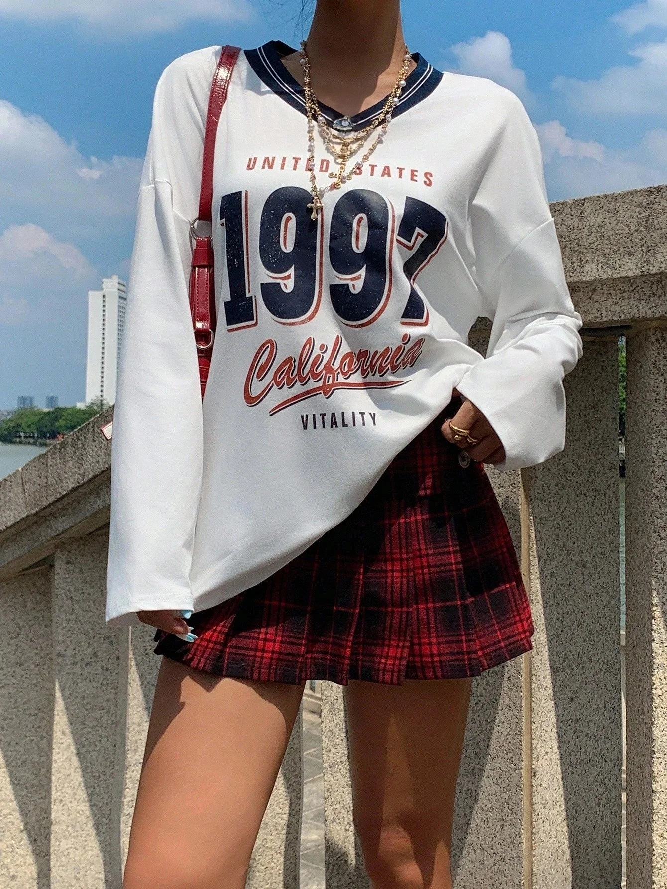 

Женская повседневная футболка с длинным рукавом, модный белый свободный топ с буквенным и цифровым принтом, женские дышащие весенне-осенние наряды