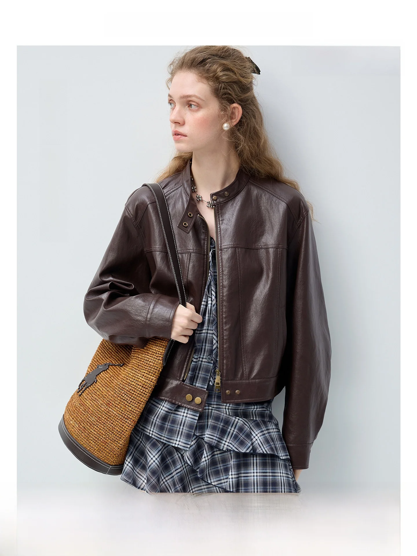 Jaqueta de Couro Feminina Estilosa VEGA CHANG Marrom com Detalhes Resistentes ao Vento, Corte Reto, Coleção Primavera 2026