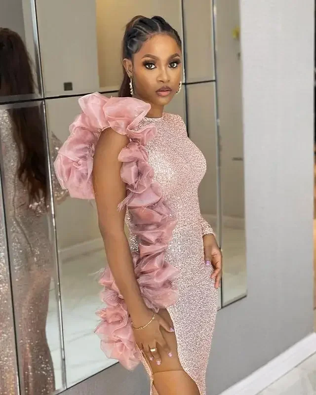 Bodenlanges Partykleid, staubiges Rosa, sexy Abendkleider mit hohem Schlitz, Aso Ebi-Stil, Pailletten, ärmelloses Organza-Rüschen-Abschlussballkleid