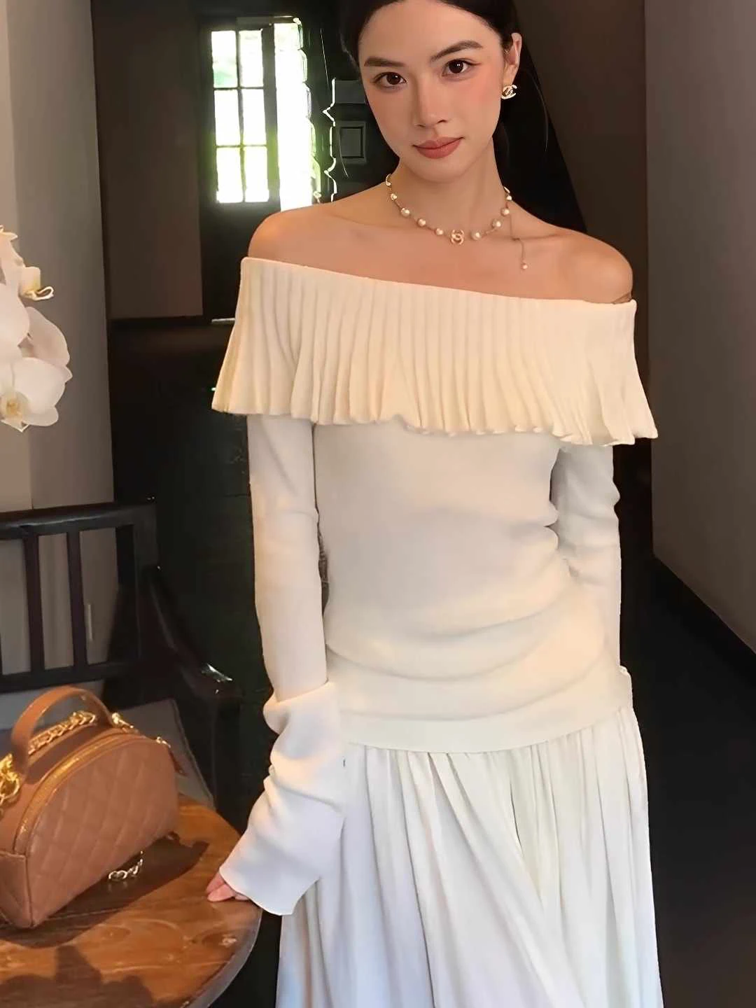 เสื้อไหมพรมถักไหล่เดียวสีน้ำตาลอ่อน ดีไซน์หวานซ่อนเปรี้ยว สไตล์เกาหลีใหม่ล่าสุดสำหรับผู้หญิง ฤดูใบไม้ร่วง ทรงเข้ารูป ดูผอมเพรียว ระดับไฮเอนด์ แขนยาว