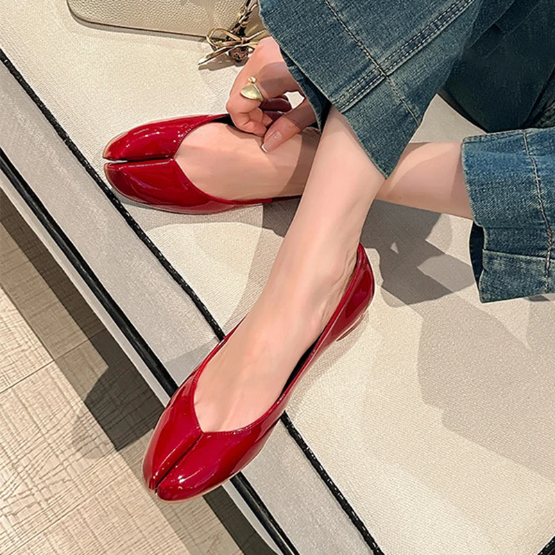 

Женские балетки таби-ниндзя с разрезом на носке из лакированной кожи, вечерние туфли на плоской подошве с неглубоким носком, женские повседневные лоферы