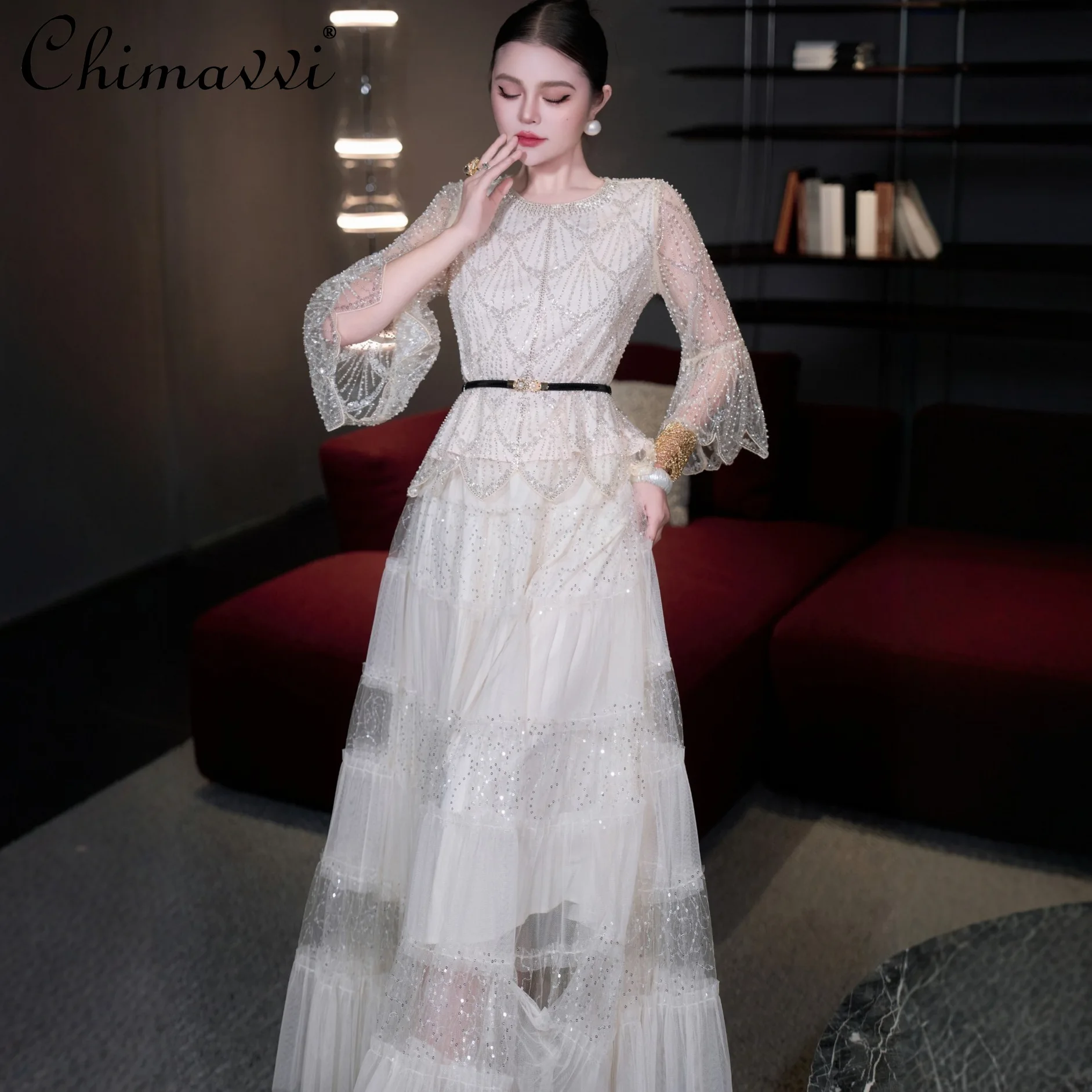 

Летний женский костюм-двойка: топ с круглым вырезом, расшитый бисером, с рукавами три четверти, и многослойная сетчатая юбка-тюль с завышенной талией. Новинка.