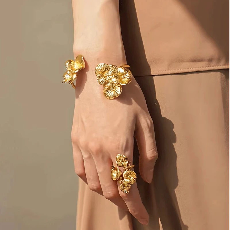 Brazalete abierto con flor de latón vintage y anillo de flor exquisito de alta gama M572