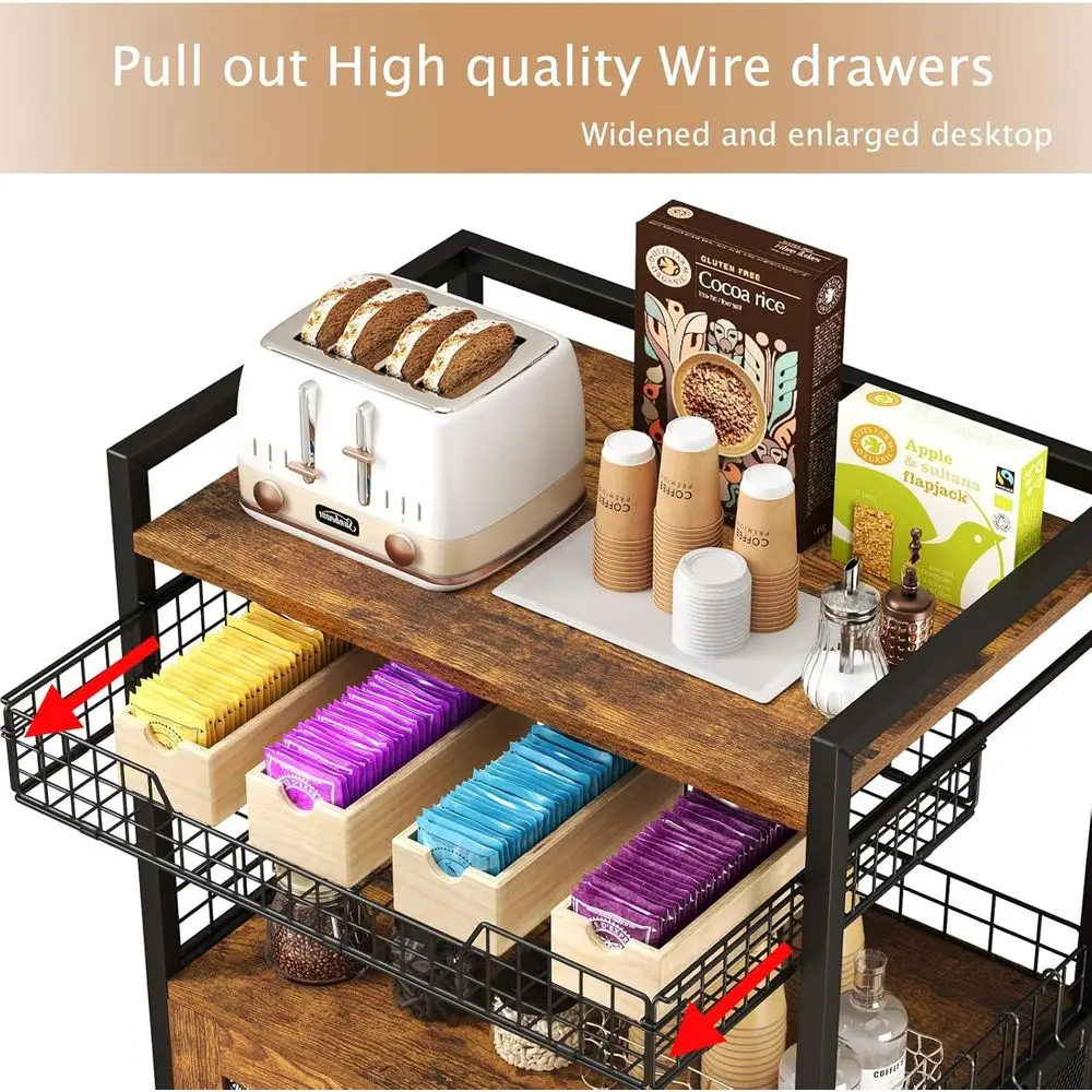 Rustykalny brązowy 3-poziomowy stolik barowy na kółkach z koszem drucianym, szufladą i 5 haczykami do użytku w domowej kuchni i na bufetach.