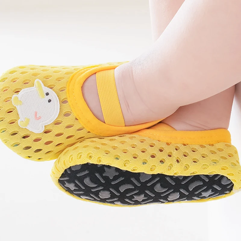 Calzini per bambini traspiranti in cartone animato Scarpe Primavera Estate Sottile Ragazzo Ragazza Antiscivolo Primi camminatori Calzini da pavimento per bambini elastici Scarpe