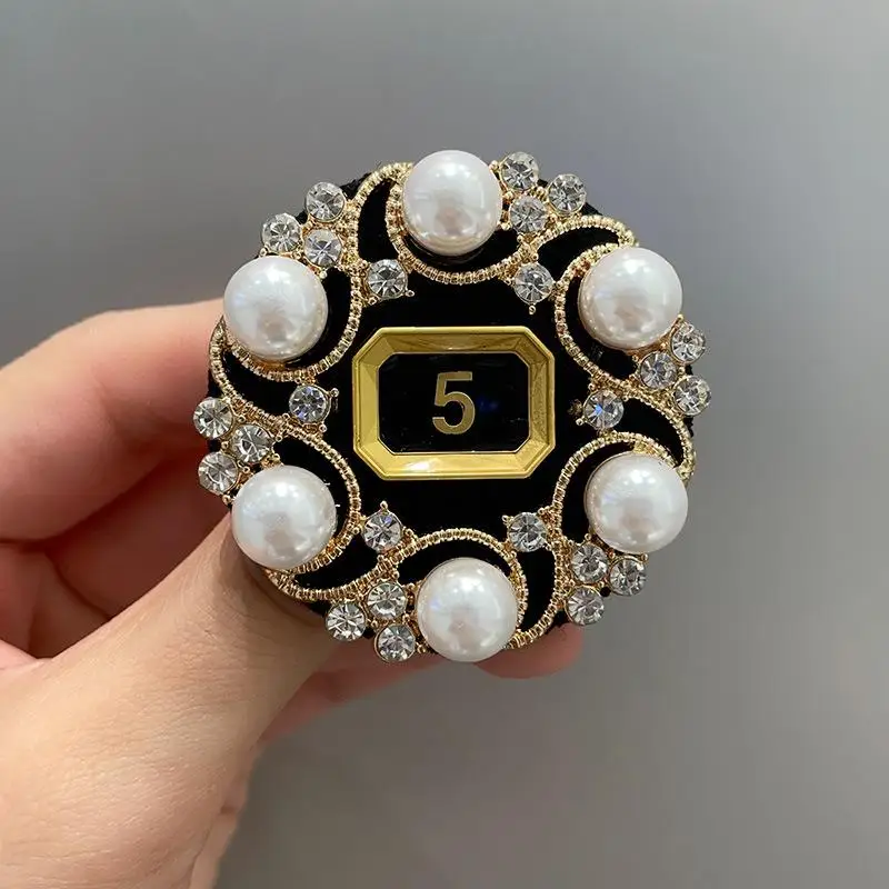 دبابيس لؤلؤية عصرية فاخرة على شكل زهرة لؤلؤية للملابس النسائية رقم 5 بروش هدية لصديقتك إكسسوارات للمجوهرات