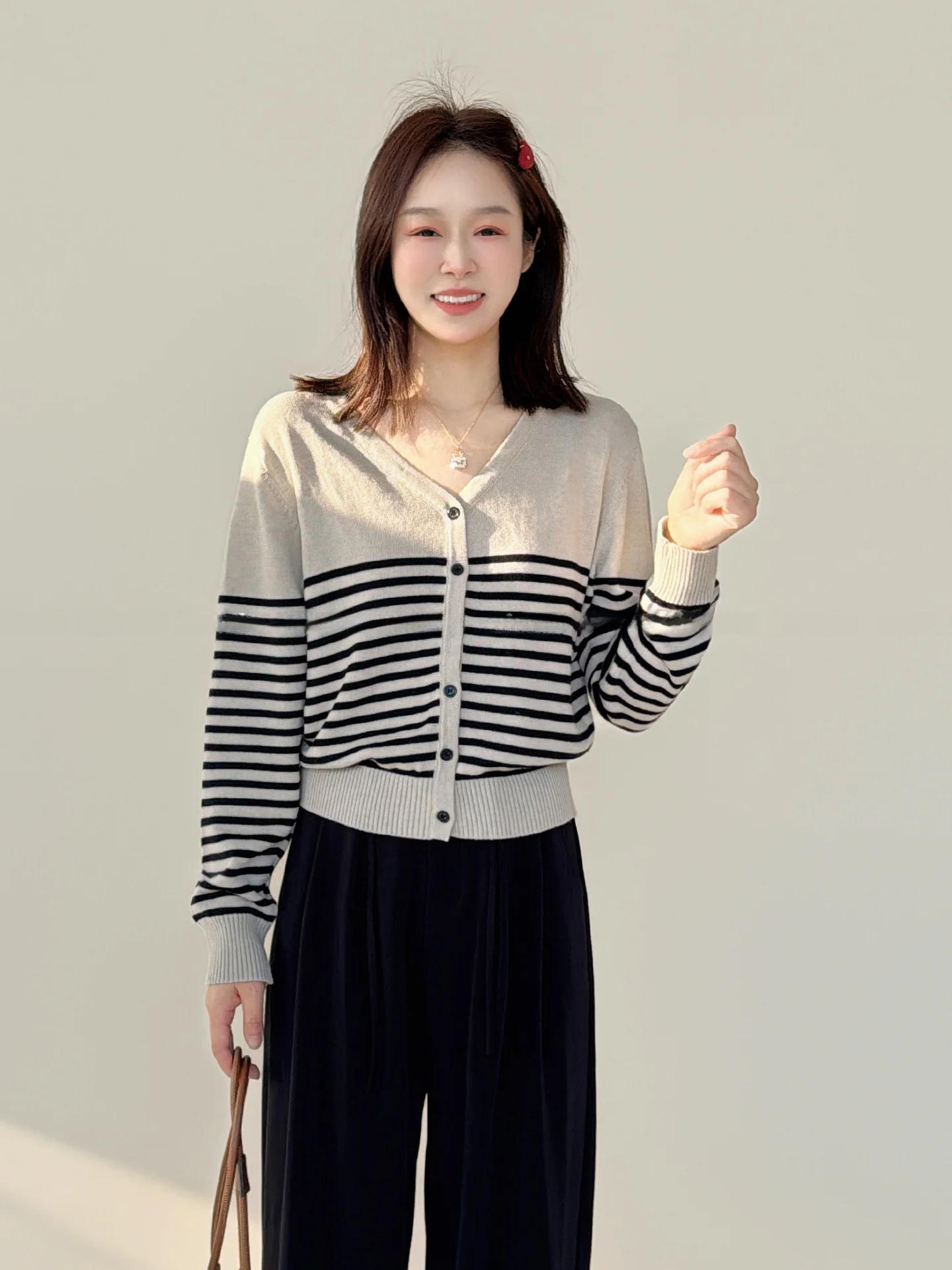 

Весна 2026: Женский вязаный кардиган с длинным рукавом, в полоску, приталенный, повседневный стиль, из смесового полиэстера, с V-образным вырезом, на пуговицах