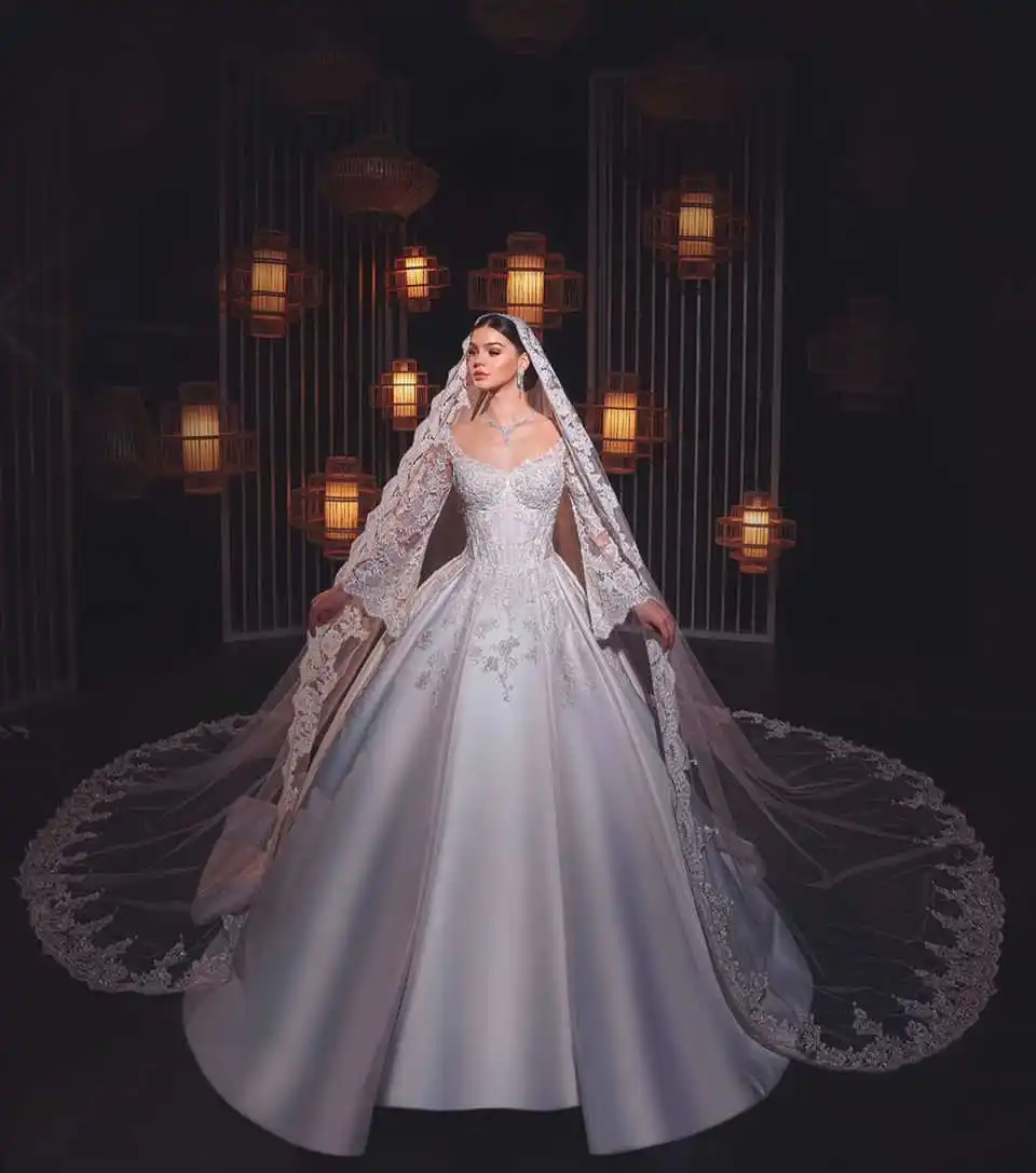 Suknia ślubna w stylu vintage, fason A, dla kobiet, dekolt okrągły, długie rękawy, suknia ślubna z koronkowymi aplikacjami, tren typu sweep, suknie szyte na miarę.