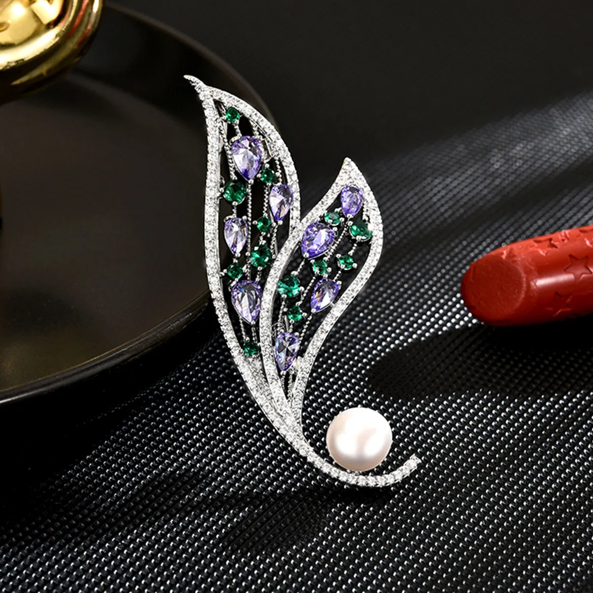Lucky Bracelet Hand String Simple And Versatile Fishtail Brooch Light Luxury Diamond-Studded Pearl Corsage Shirt And Coat Wealth