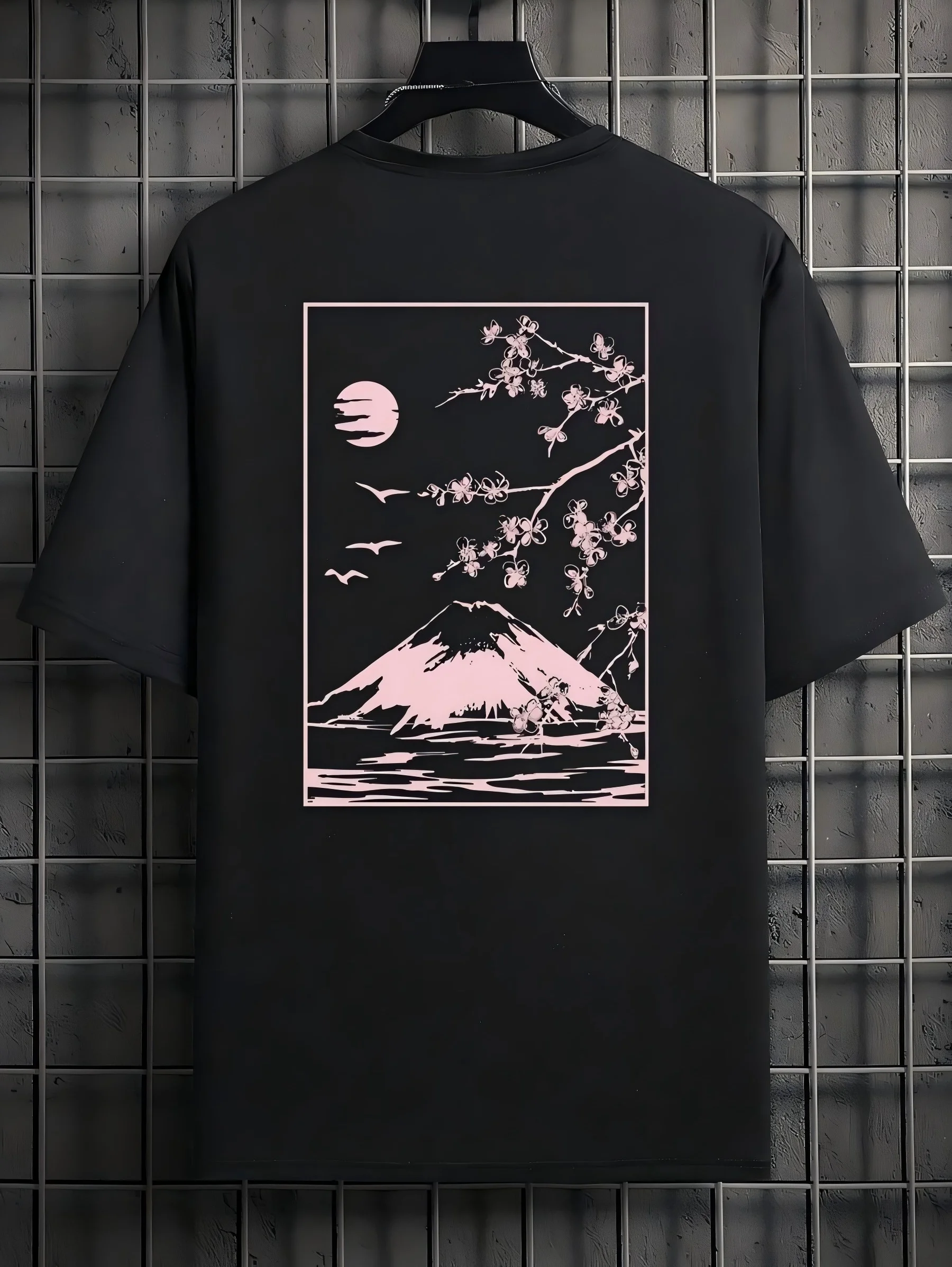 Image of Schwarzes, zartrosa Fuji-Berg- und Sakura-Nacht-Print T-Shirt aus 100% Baumwolle für Herren, Sommerliches, Dunkles, Japanisch-Inspiriertes Casual Streetwear
