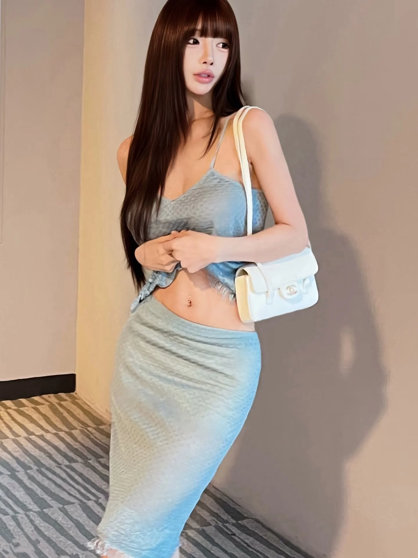 

Jennie Show Lazy Light Silk Blue V-neck Strap Halter Skirt Elegant Small Fragrance Thousand Gold Women's H-Line Skirt