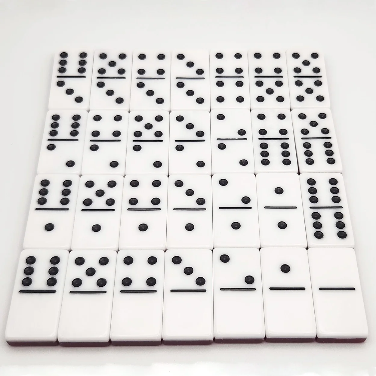 Ensemble de dominos durable double couche de 28 pièces avec devant noir et blanc et paillettes intégrées sur le dos, pratique et esthétiquement agréable, l'accessoire parfait pour les soirées de jeux en famille