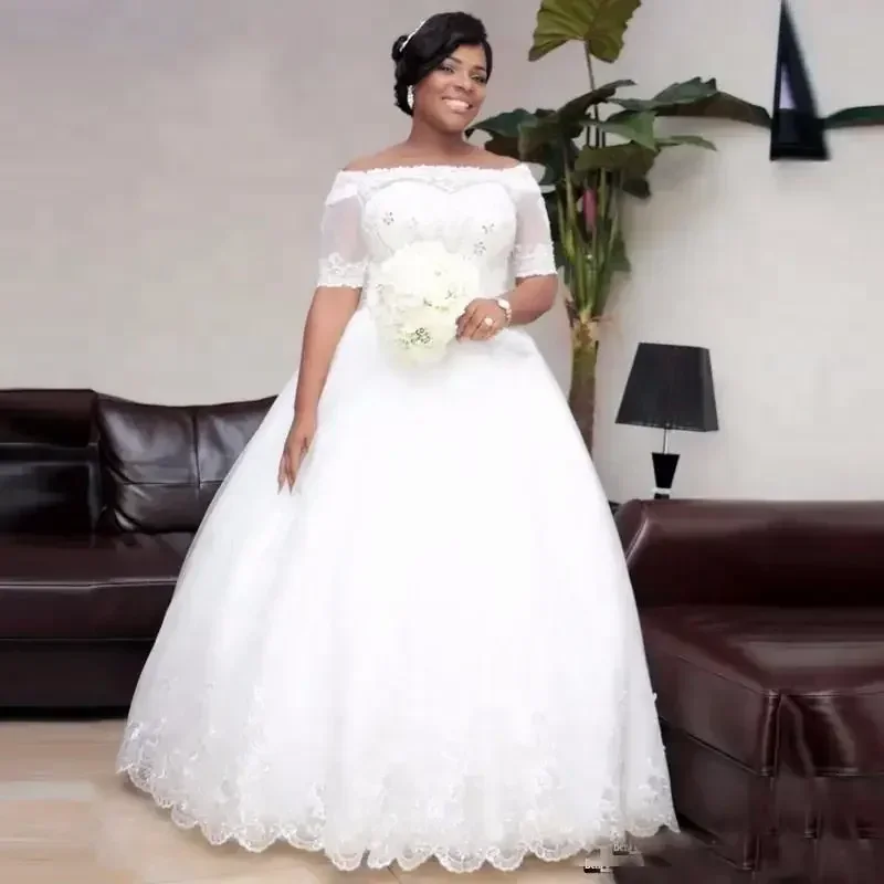 Aangepaste halve mouwen applicaties kristallen baljurk trouwjurk rechter trein Afrikaanse mode off-the-shoulder bruidsjurk