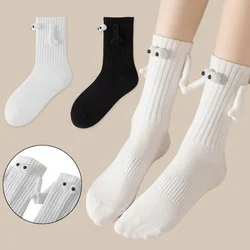 Calcetines Unisex para hombre y mujer, medias divertidas y creativas con ojos de dibujos animados, a la moda, con atracción magnética, color blanco y negro, 1 par