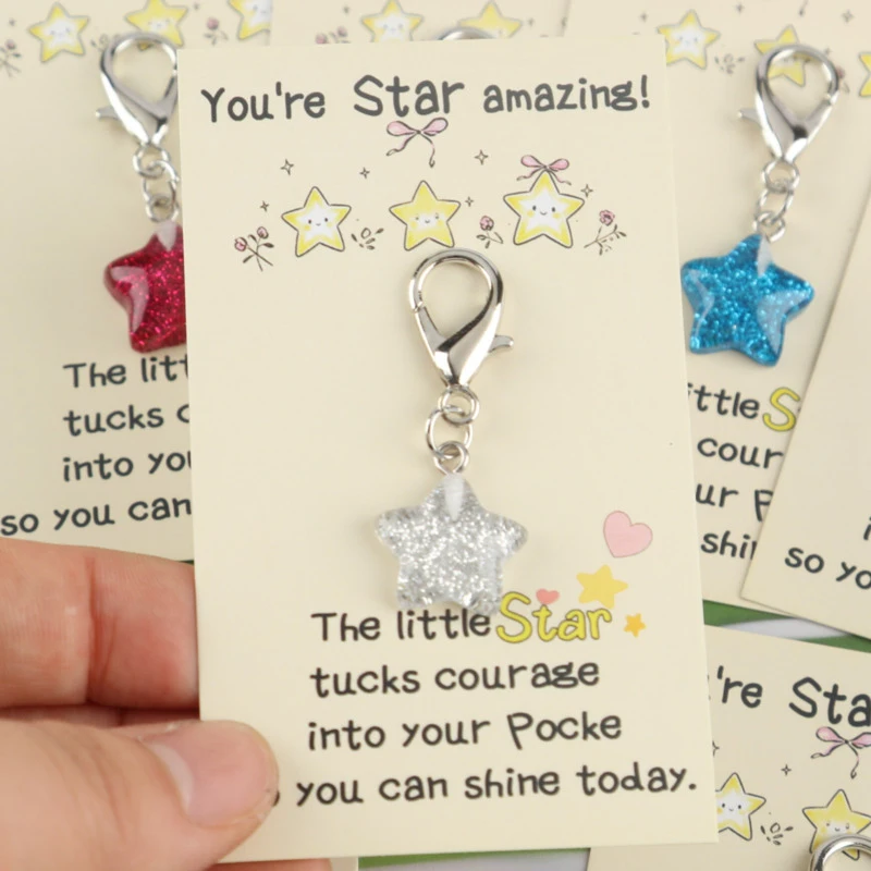 Ensemble de 8 porte-clés de la série Lucky Star 2dLucky Star, avec une magnifique carte étoile encourageante pour vous. Un cadeau porte-bonheur pour la famille et les amis.