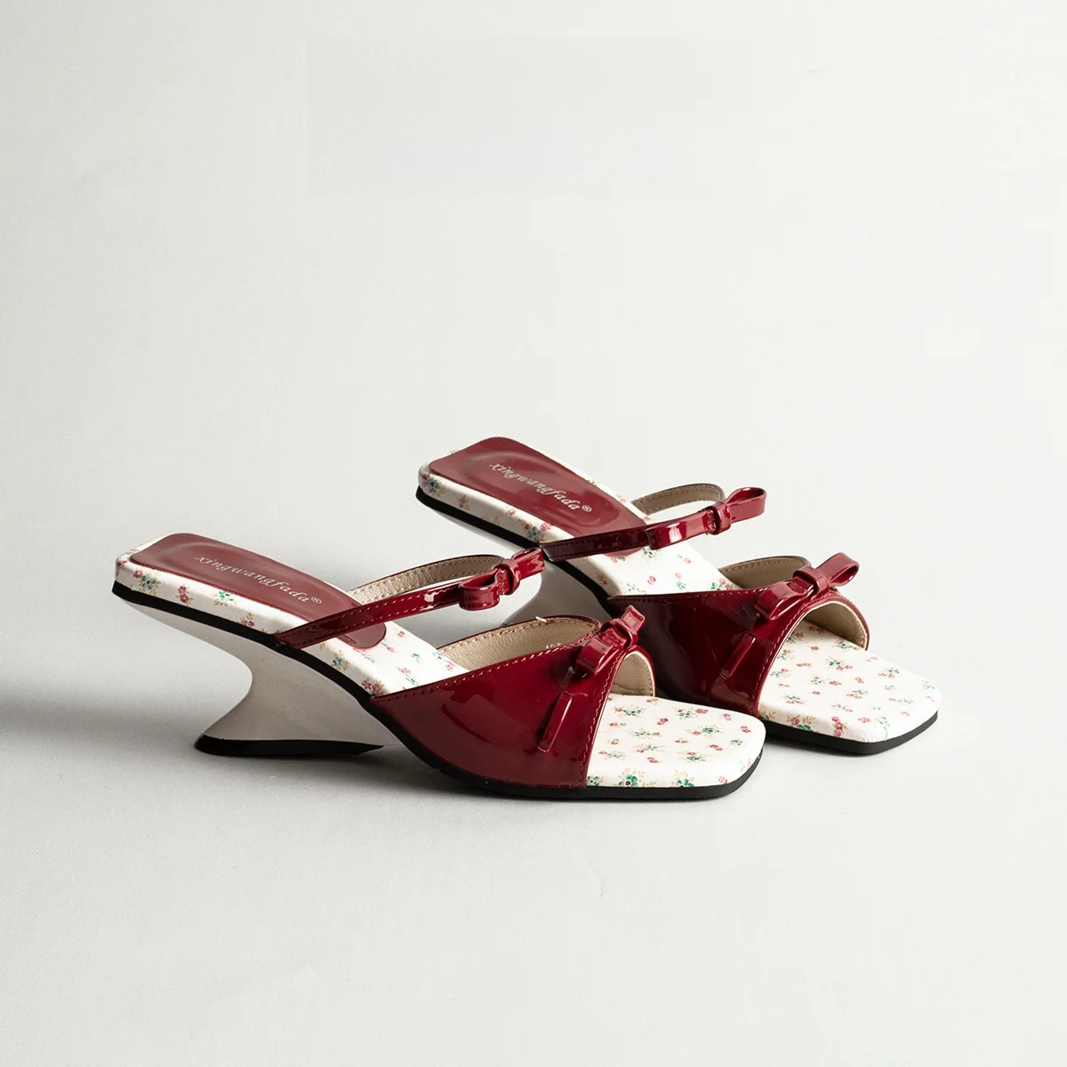 Sweet Floral Embellished Thick Heel Sandals Women's Slip-On Casual Slope Heel Slipper Comfortable Wear Summer Fashion Sandals