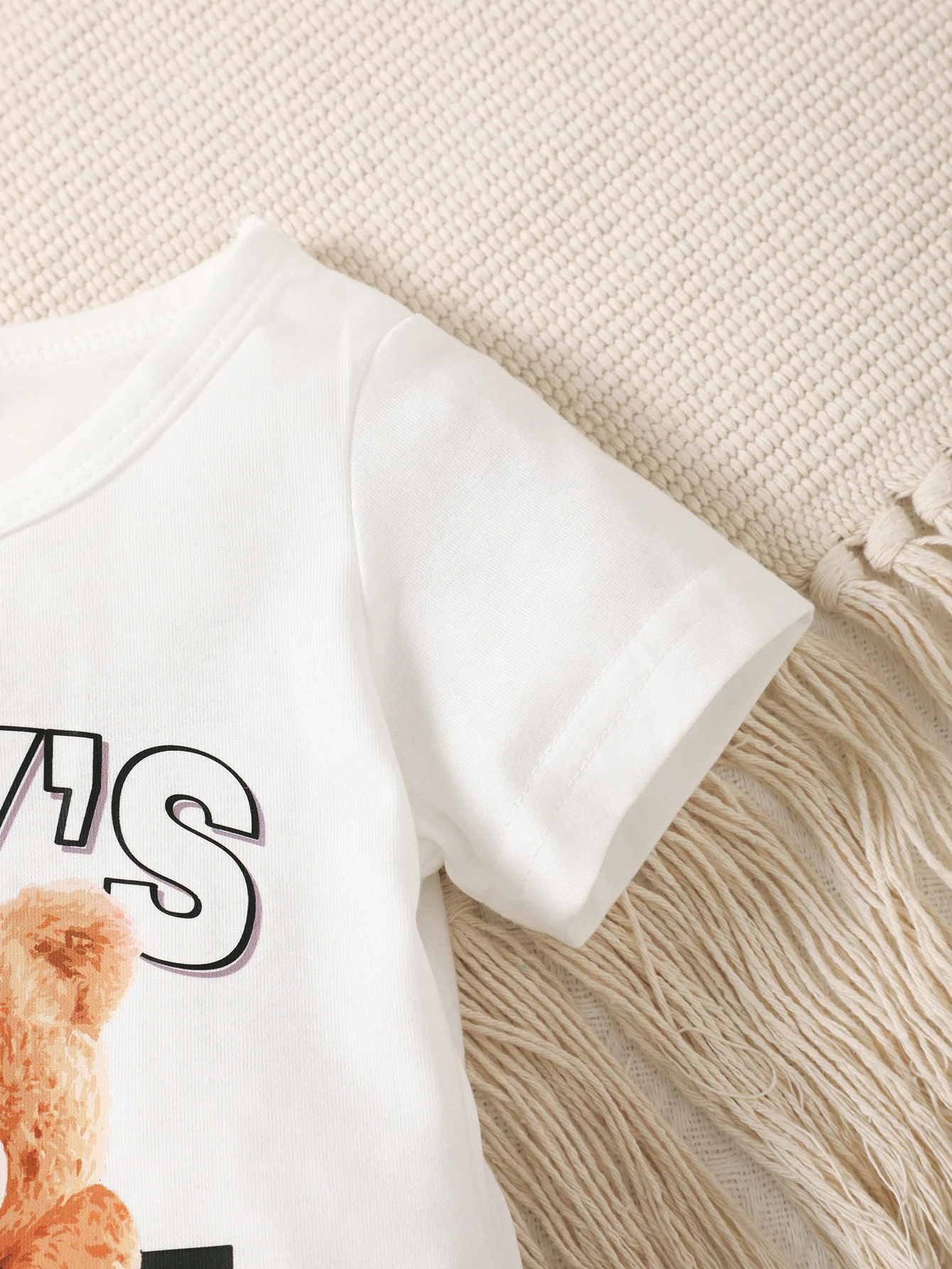 طقم مكون من قطعتين من تي شيرت كاكي مطبوع عليه حروف صغيرة لطيفة ورقبة دائرية وأكمام قصيرة من قماش الدنيم الأزرق للأولاد الصغار