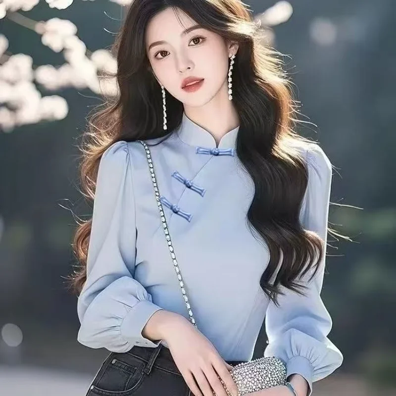 Koszula w stylu chińskim z niebieską klamrą, stójką, długim rękawem, elegancka nowość na jesień 2025, podkreślająca temperament.