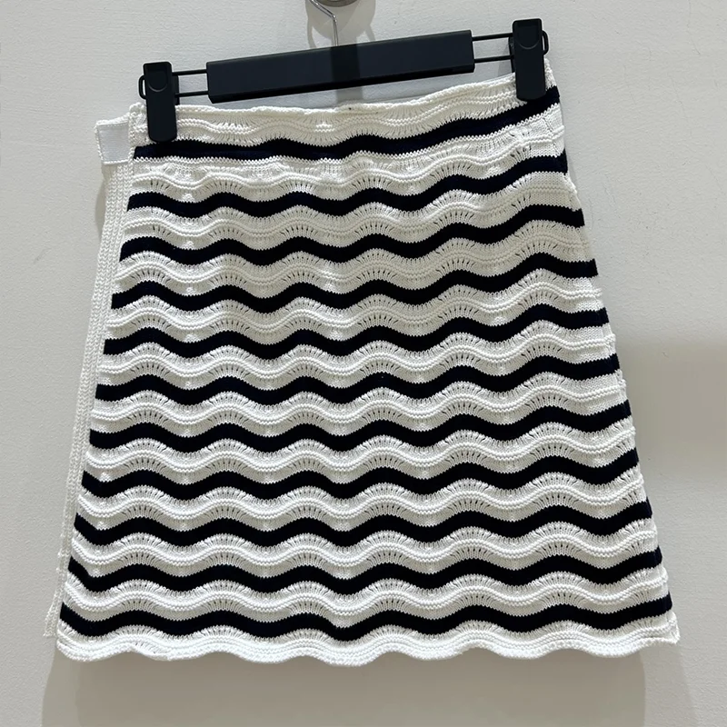 Minifalda de mujer de nuevo estilo Primavera/otoño de alta calidad con rayas onduladas blancas y negras y diseño de cierre de botón lateral 251028142