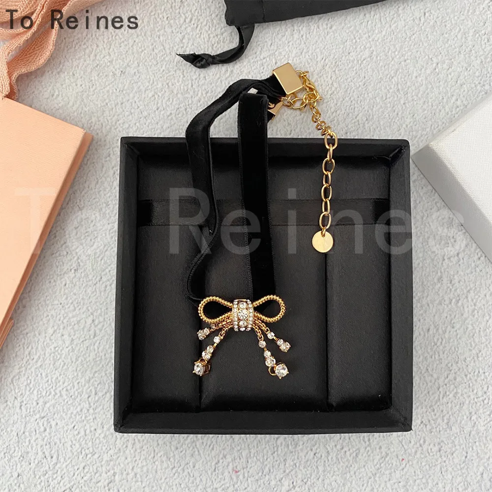 

To Reines Fashion Hot Brand Designer Gold Bowknot Velvet Choker Necklace Women Famous Luxury Fancy Jewelry Vintage Gift Trendy