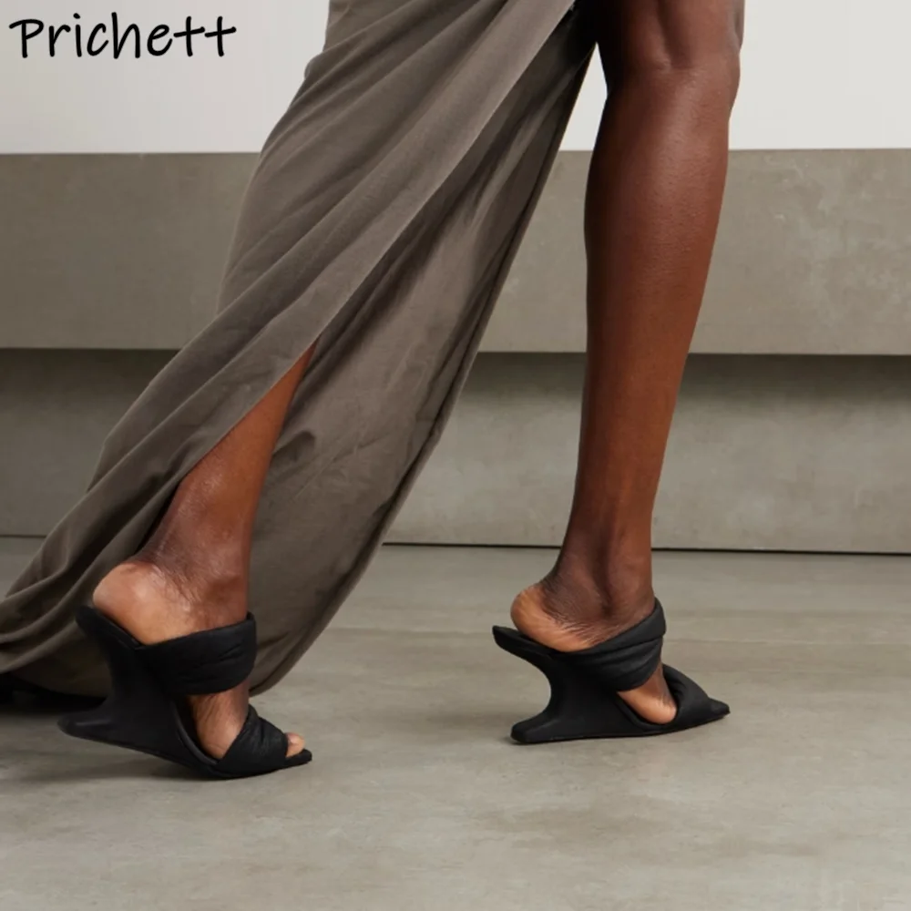 

Плиссированные черные тапочки на каблуке в странном стиле, однотонная розовая женская обувь с прямым ремешком для отдыха, пикантная модная уличная обувь на танкетке