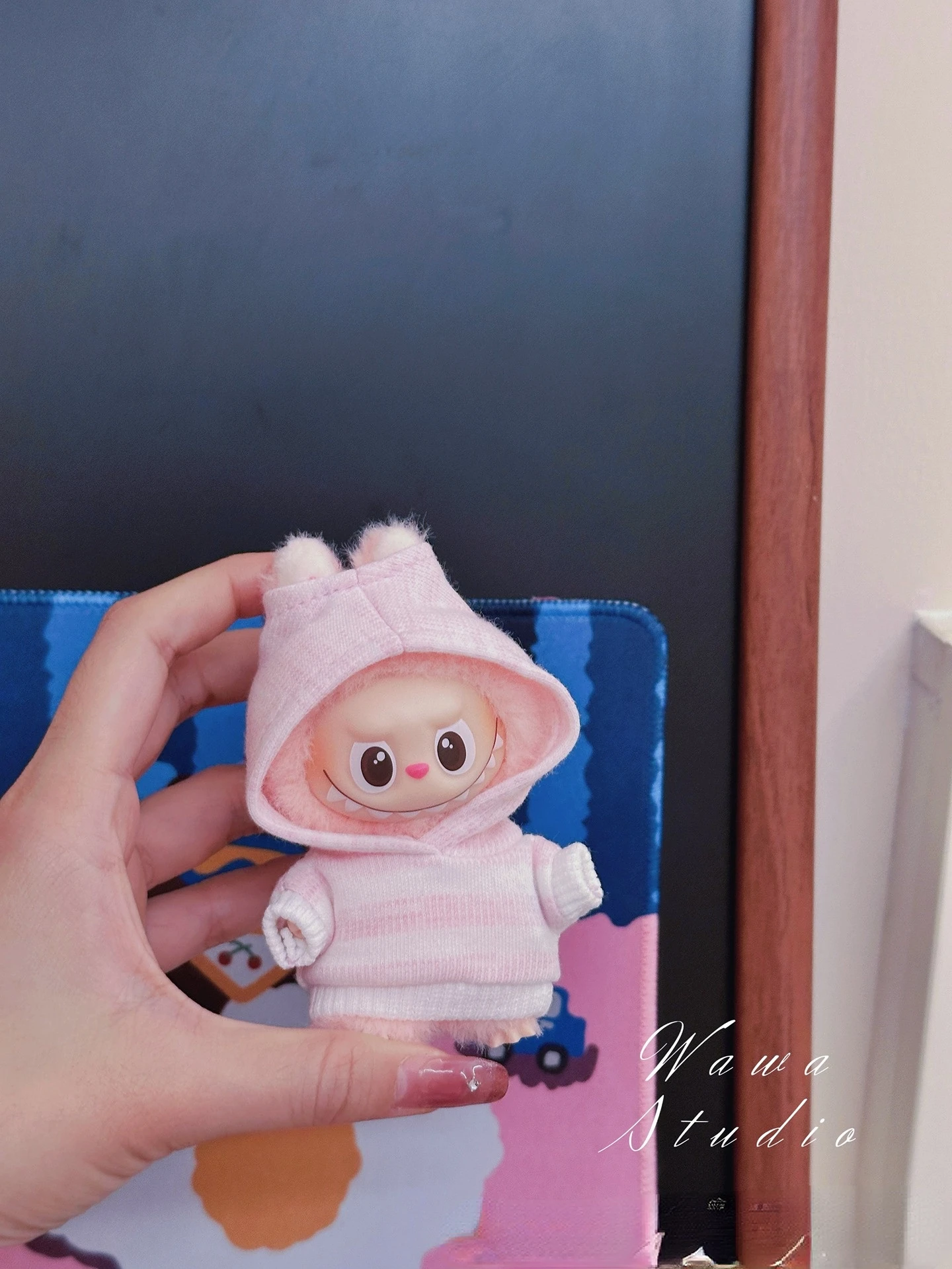 Nova roupa de boneca para 4a geração Mini LABUBU 4.0 Pin For Love Series com capuz listrado de 10 cm com asas de anjo – opções multicoloridas