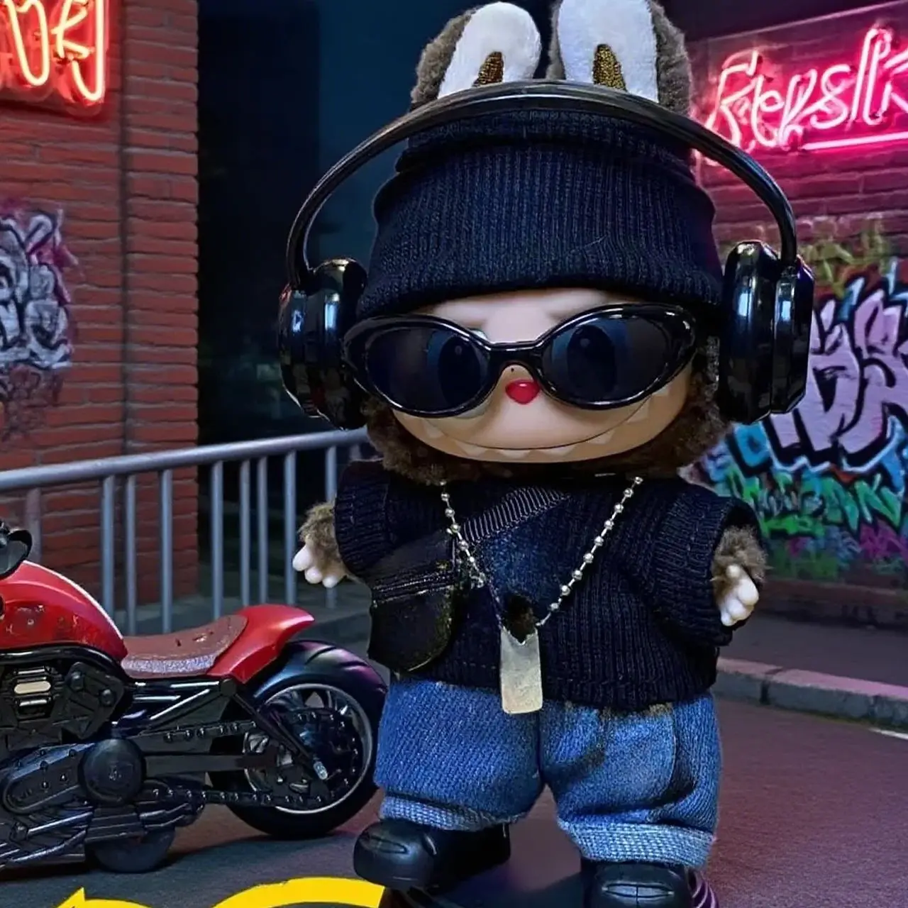 

Labubu 1st-3rd Gen 15/17cm Doll Hip - Hop Street Outfit Set Knit Beanie Headphones Sunglasses & Denim - Inspired Costumes