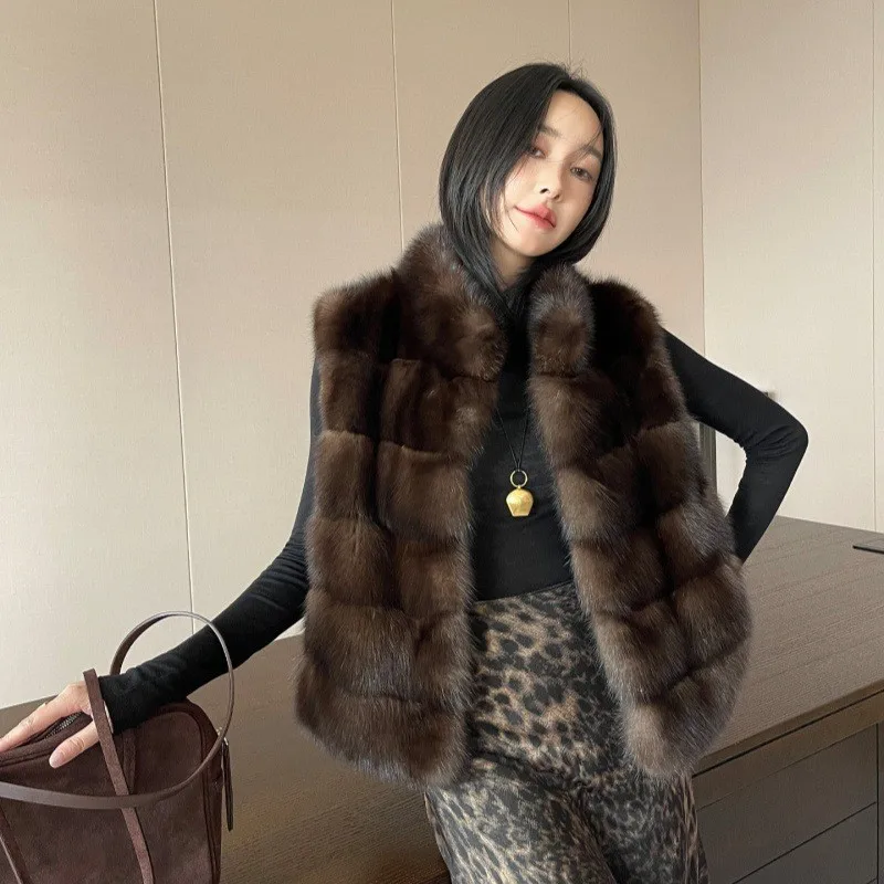 A new style of short and fashionable fur coat with combination purple gas vest