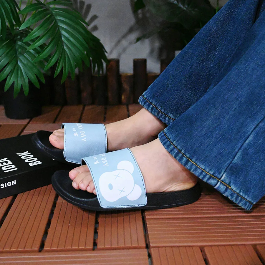 

Женские модные тапочки с рисунком синего медведя, женские повседневные стильные тапочки подходят для всех сезонов в помещении и на открытом воздухе, носят мягкие подошвы из ЭВА, тканевые верхние и стельки из Евы для домашней ванной комнаты.