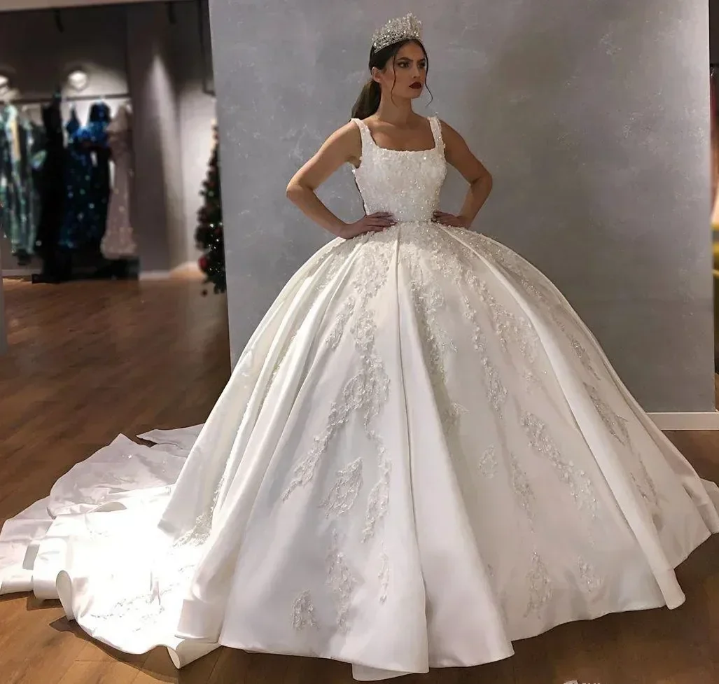 Abito da sposa splendido colletto quadrato personalizzato Abito da ballo con paillettes Abito da sposa in pizzo Temperamento di perle Dea